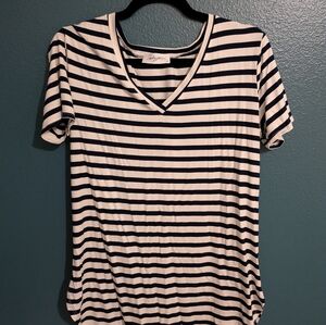 Carly Jean Los Angeles Cjs favorite v-neck tee Medium